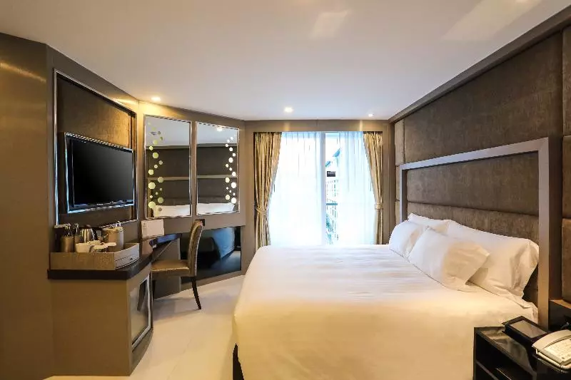 プールの見えるデラックスルーム, Azure Hotel Pattaya