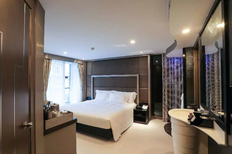 プールの見えるデラックスルーム, Azure Hotel Pattaya