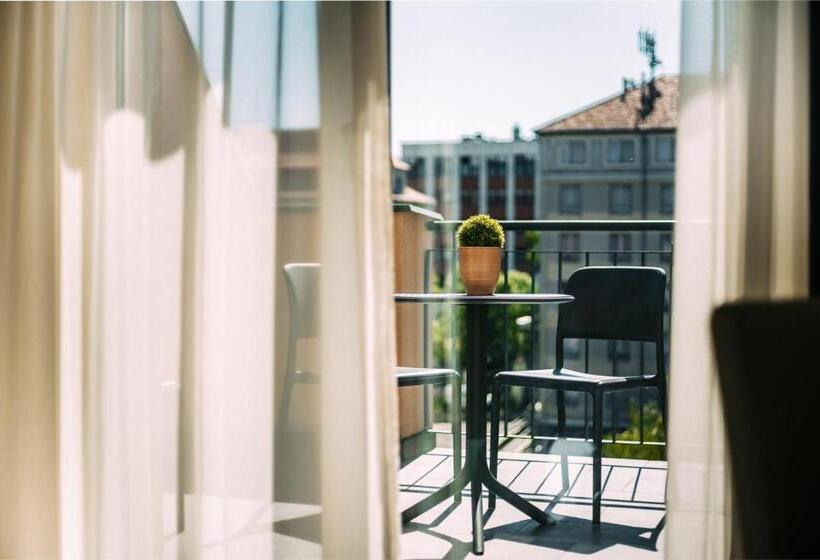 חדר משפחתי, Auris