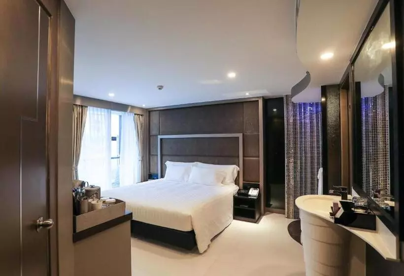 プールの見えるデラックスルーム, Azure Hotel Pattaya