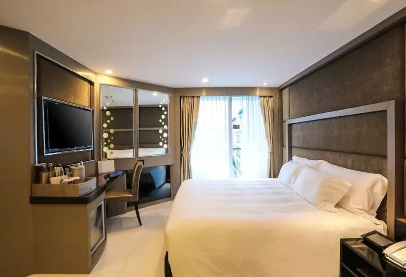 プールの見えるデラックスルーム, Azure Hotel Pattaya