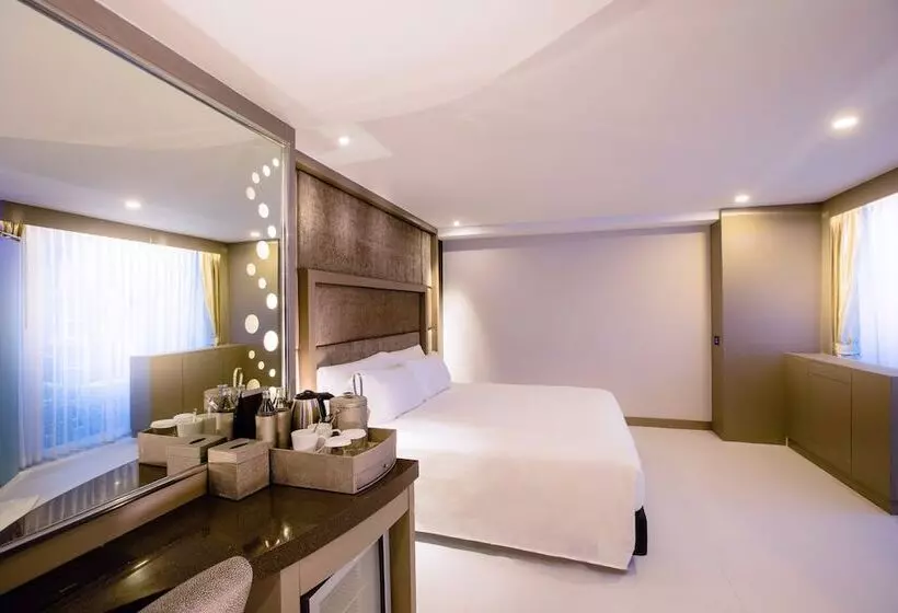 プールの見えるデラックスルーム, Azure Hotel Pattaya