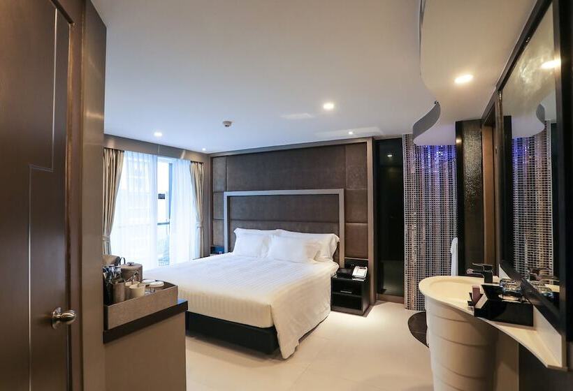 اتاق لوکس با چشم‌انداز استخر, Azure Hotel Pattaya