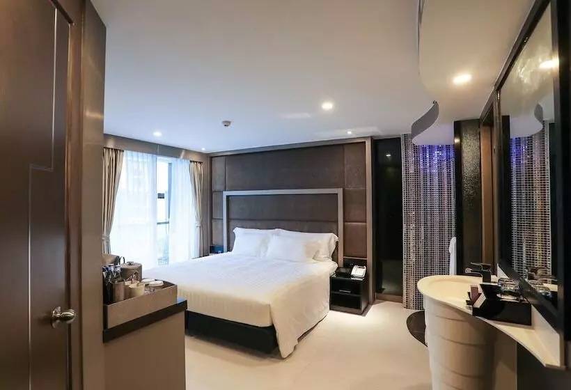 プールの見えるデラックスルーム, Azure Hotel Pattaya
