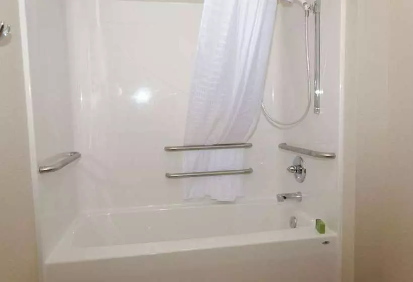 身障者適用キングサイズベッドルーム, Cobblestone Inn & Suites   Denison | Oak Ridge