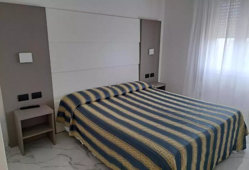 اتاق اکونومی, Consuelo