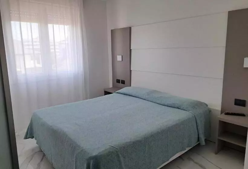اتاق اکونومی, Consuelo