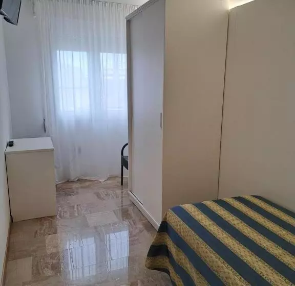 اتاق اکونومی یک تخته, Consuelo