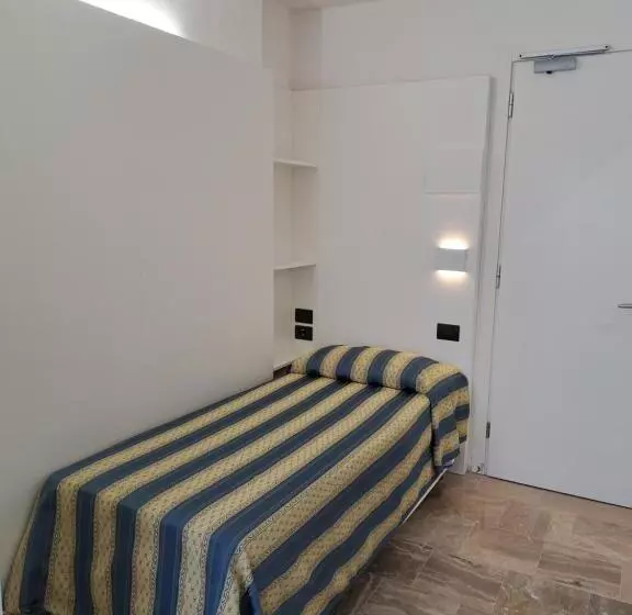 اتاق اکونومی یک تخته, Consuelo