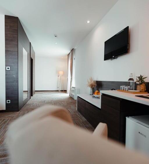 اتاق استاندارد سه نفره, Emporium