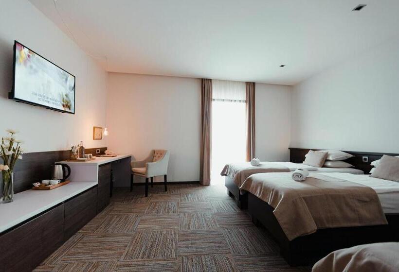 اتاق استاندارد سه نفره, Emporium