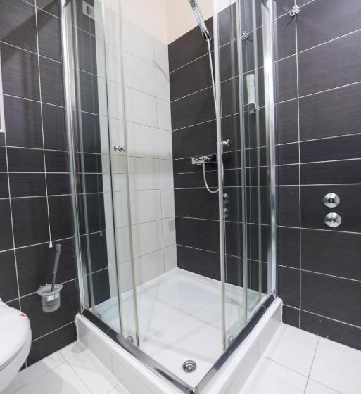 اتاق استاندارد سه نفره, Emporium