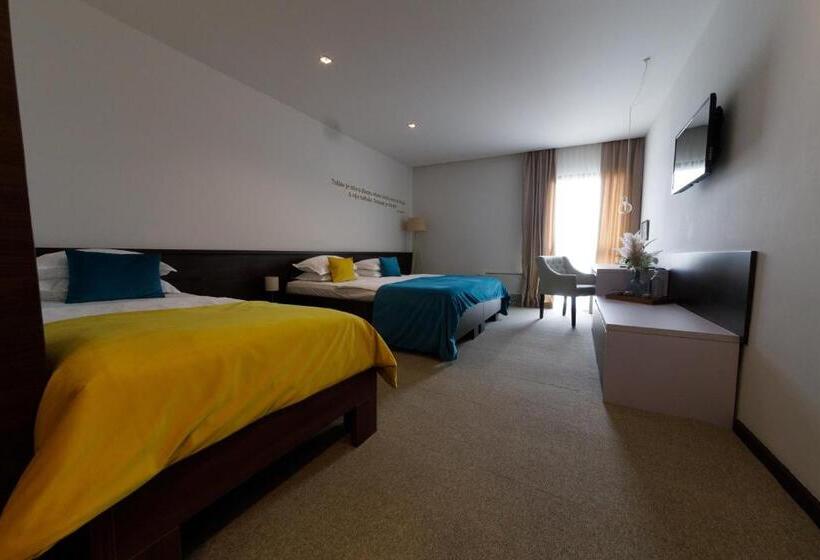 اتاق استاندارد سه نفره, Emporium