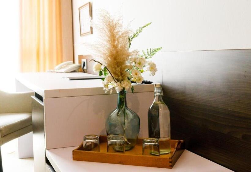 اتاق استاندارد سه نفره, Emporium