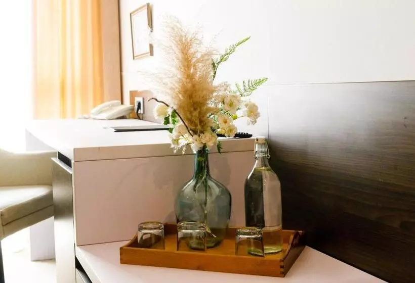 اتاق استاندارد سه نفره, Emporium