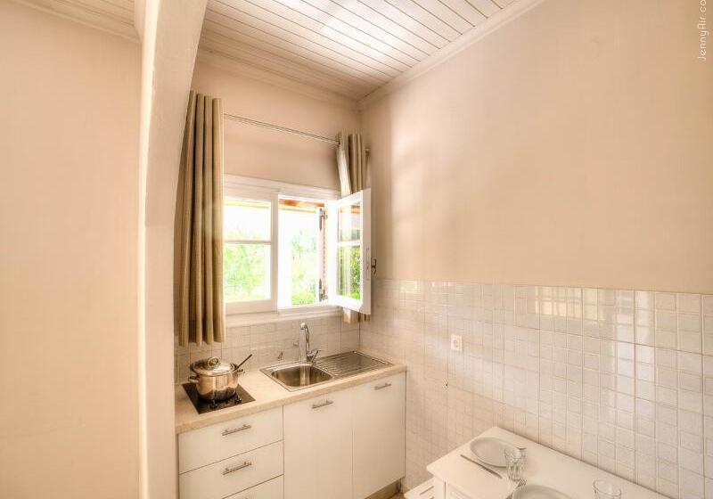 إستوديو قياسى, Paradise Village