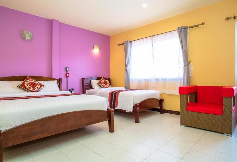 חדר סטנדרט לשלושה עם מרפסת, Talay Sai @ Thung Wua Laen