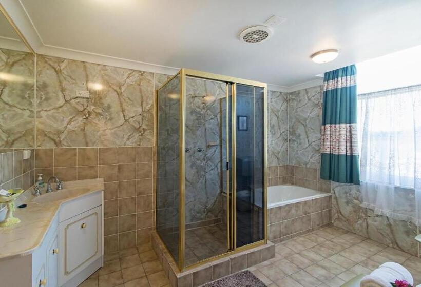 חדר משפחתי, Historic Stannum House