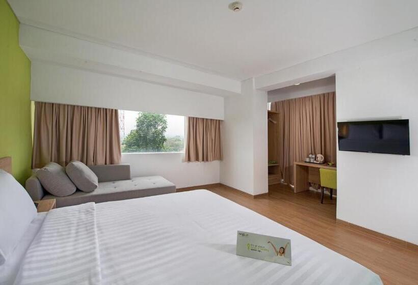 Номер Deluxe, Whiz Prime Hotel Pajajaran Bogor