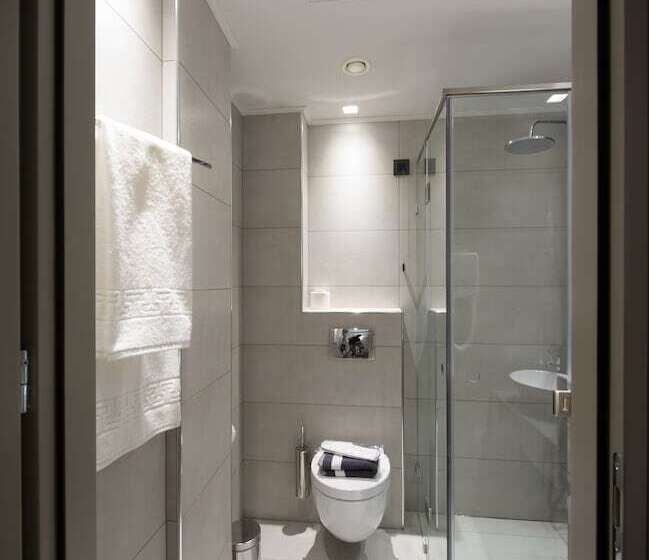 חדר סטנדרט לשלושה, Castello City