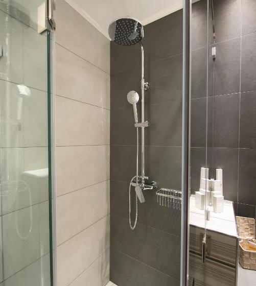 חדר סטנדרט לשלושה, Castello City