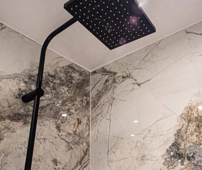 اتاق لوکس, Hyde Park Green