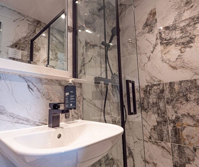 اتاق لوکس, Hyde Park Green