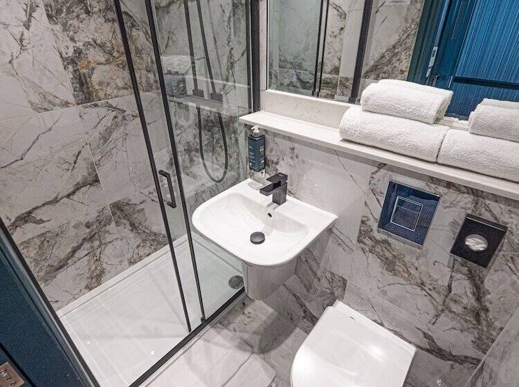 اتاق لوکس, Hyde Park Green