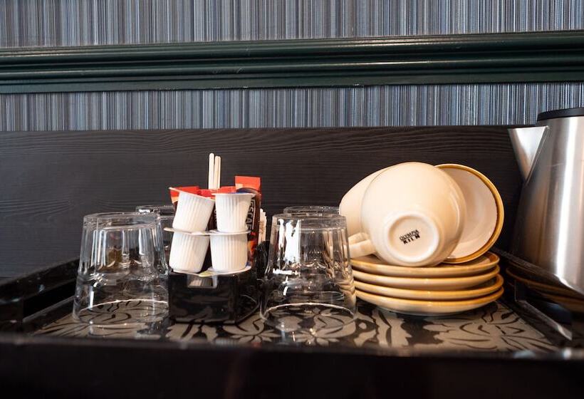 اتاق لوکس, Hyde Park Green