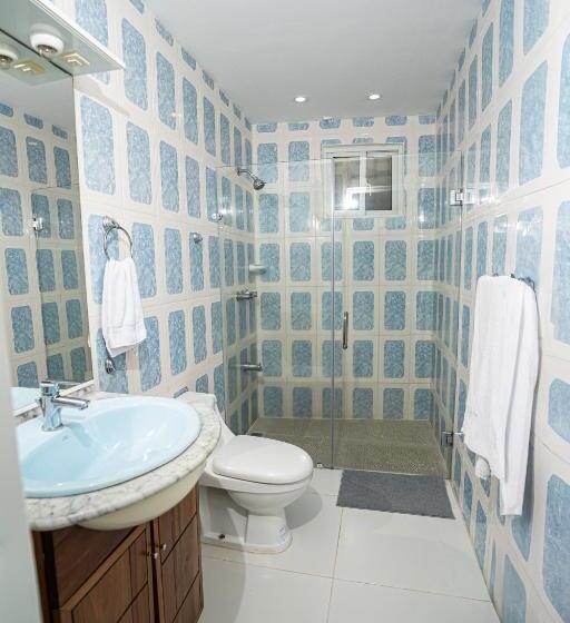 اتاق اکونومی, Juliana