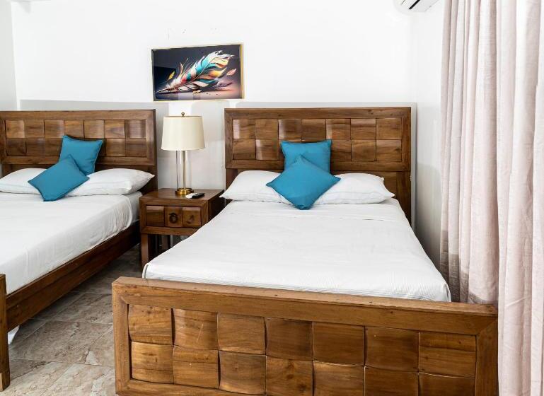 اتاق اکونومی, Juliana