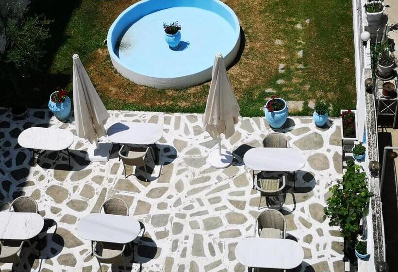 庭の見えるスタンダードトリプルルーム, Pieria Mare