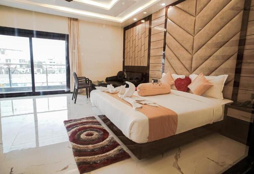 带大床的豪华间, Royal Gitanjali Resorts And Spa