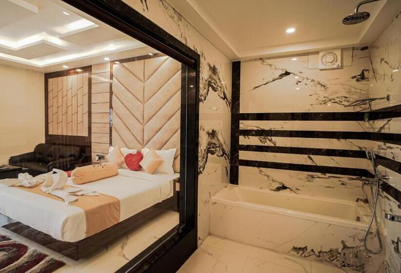 带大床的豪华间, Royal Gitanjali Resorts And Spa