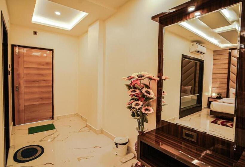 带大床的豪华间, Royal Gitanjali Resorts And Spa