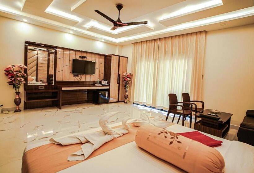 带大床的豪华间, Royal Gitanjali Resorts And Spa