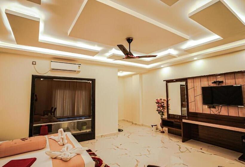 带大床的豪华间, Royal Gitanjali Resorts And Spa