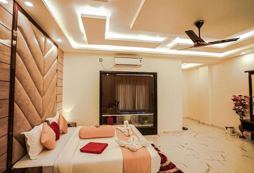 带大床的豪华间, Royal Gitanjali Resorts And Spa