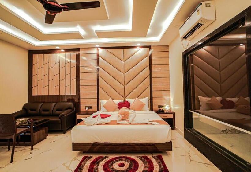 带大床的豪华间, Royal Gitanjali Resorts And Spa