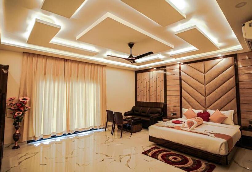 带大床的豪华间, Royal Gitanjali Resorts And Spa