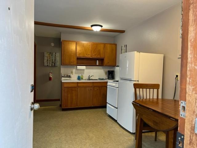 شقة غرفة واحدة, Little Bluff Inn