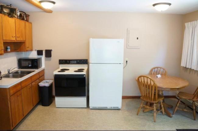 شقة غرفة واحدة, Little Bluff Inn