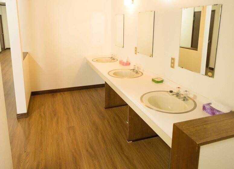 غرفة قياسية ثلاثية, Annupuri Mountain View Lodge