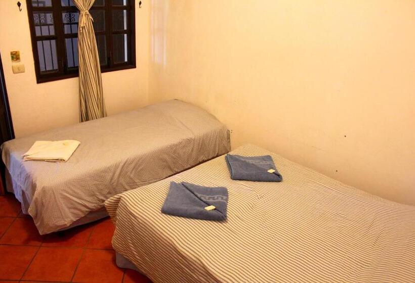 اتاق استاندارد سه نفره, Mikaso