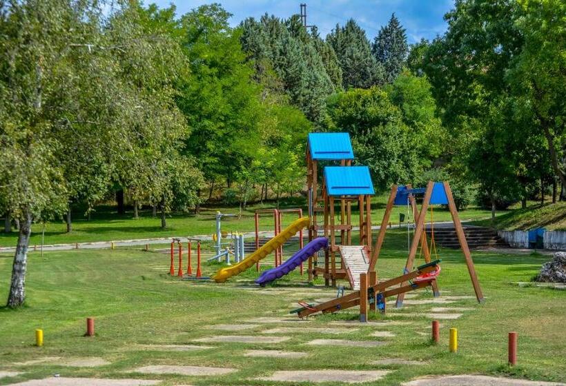 اتاق خانوادگی, Pamela Concept