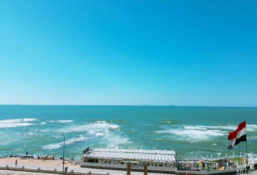 اتاق لوکس با چشم‌انداز دریا, Royal Crown Hotel عائلات فقط