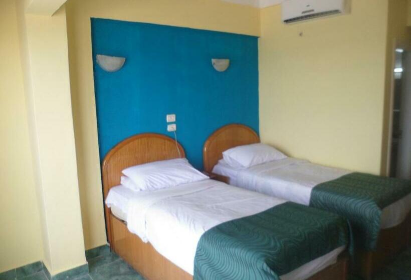 اتاق لوکس با چشمانداز دریا, Royal Crown Hotel عائلات فقط