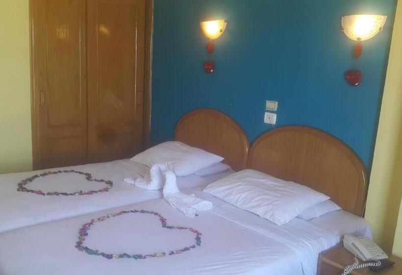 Triple Room Sea View, Royal Crown Hotel عائلات فقط