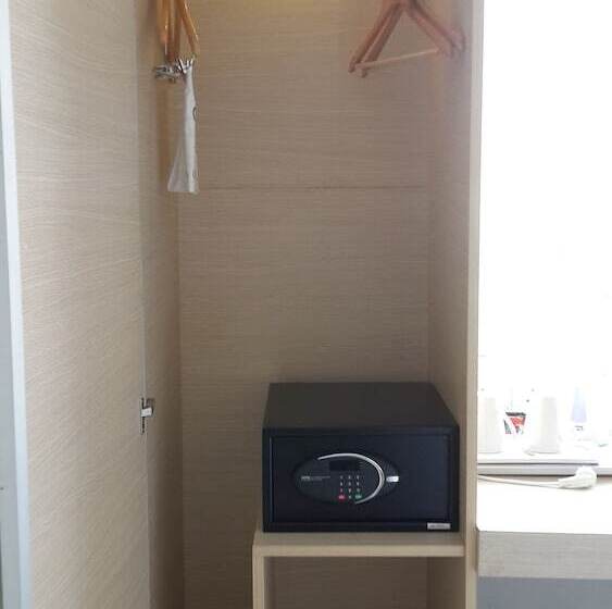 Quarto Estandar, Zuri Express Mangga Dua