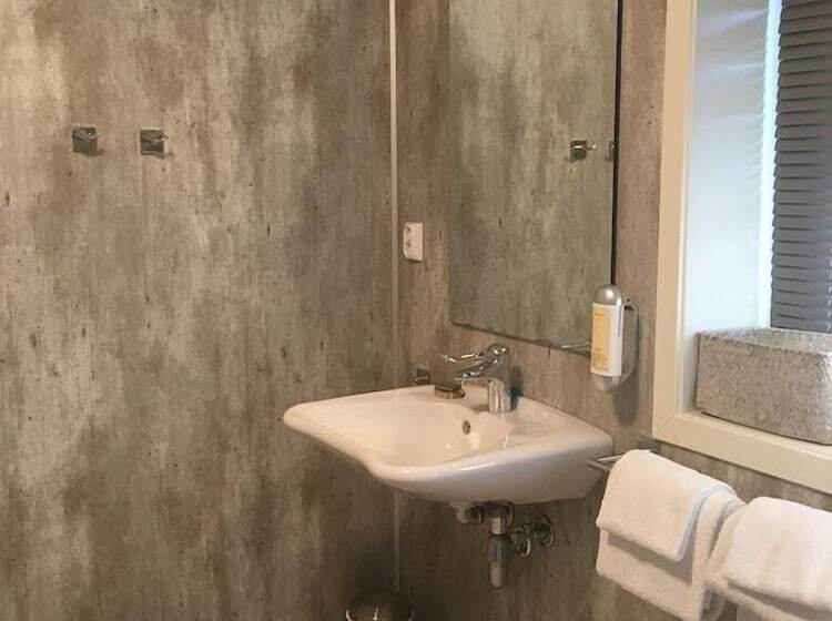 חדר סטנדרט מותאם לאדם עם מוגבלויות, Værlandet Havhotell